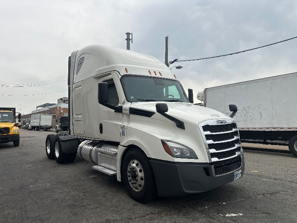 Sleeper Tractor-Heavy Duty Tractors-Freightliner-2022-T12664ST-Rochester-NY-417,217\n\t\tmiles-$ 76,750 - Image 1