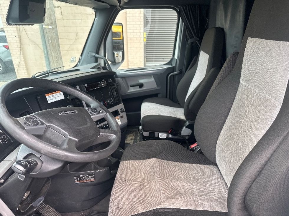 Sleeper Tractor-Heavy Duty Tractors-Freightliner-2022-T12664ST-Rochester-NY-417,217\n\t\tmiles-$ 76,750 - Image 10