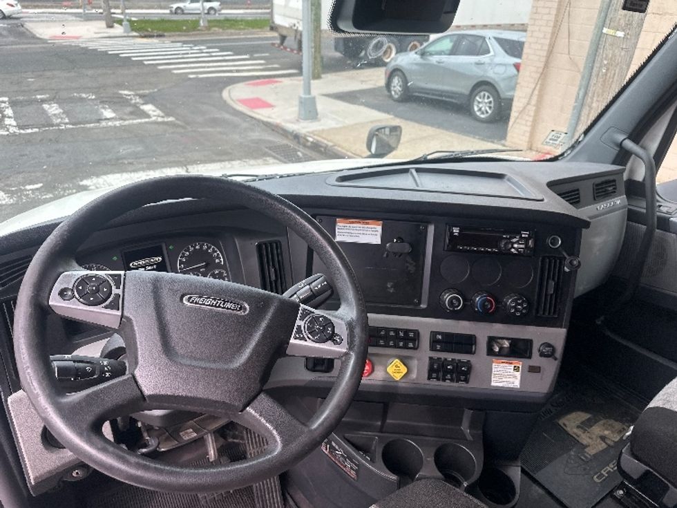 Sleeper Tractor-Heavy Duty Tractors-Freightliner-2022-T12664ST-Rochester-NY-417,217\n\t\tmiles-$ 76,750 - Image 11