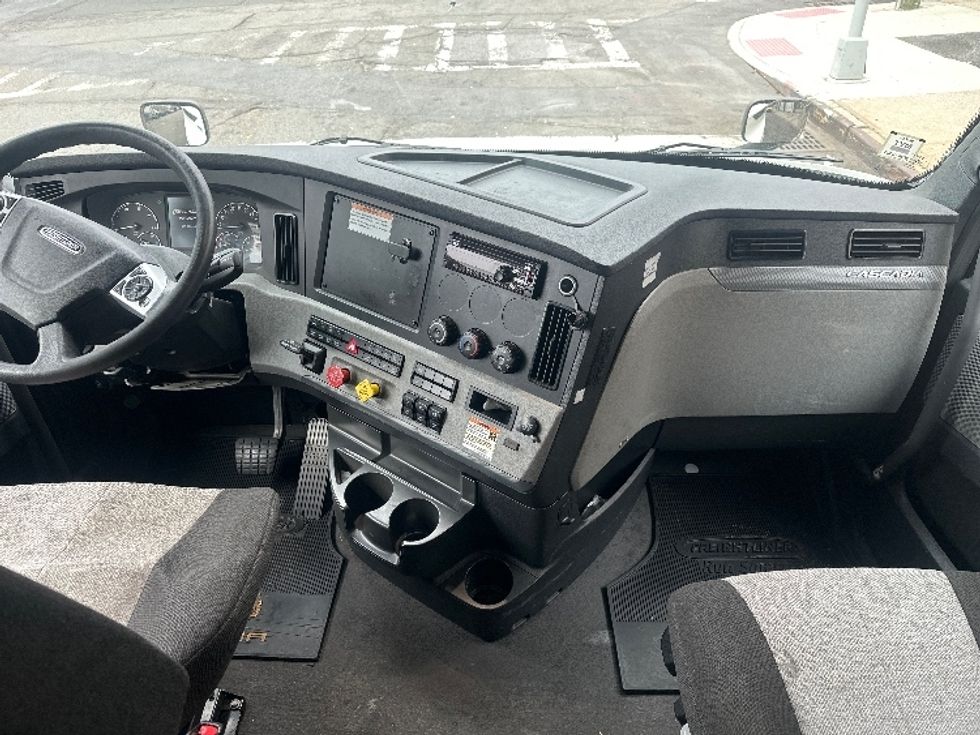 Sleeper Tractor-Heavy Duty Tractors-Freightliner-2022-T12664ST-Rochester-NY-417,217\n\t\tmiles-$ 76,750 - Image 12