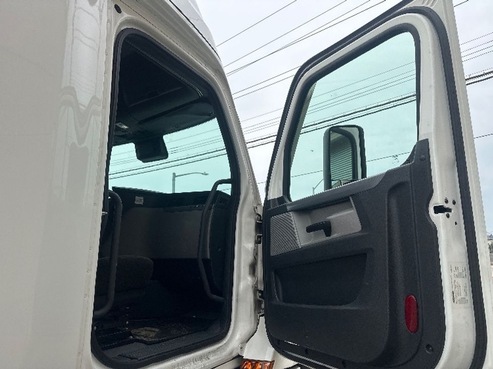 Sleeper Tractor-Heavy Duty Tractors-Freightliner-2022-T12664ST-Rochester-NY-417,217\n\t\tmiles-$ 76,750 - Image 13