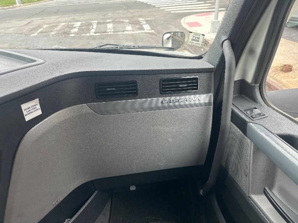 Sleeper Tractor-Heavy Duty Tractors-Freightliner-2022-T12664ST-Rochester-NY-417,217\n\t\tmiles-$ 76,750 - Image 14