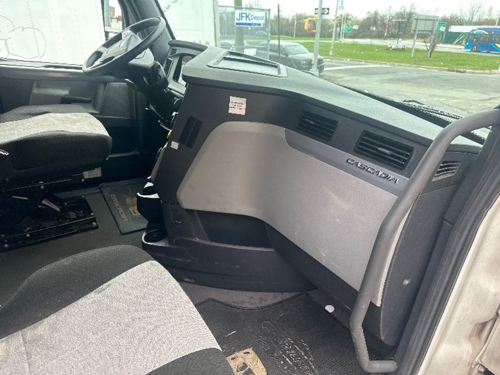 Sleeper Tractor-Heavy Duty Tractors-Freightliner-2022-T12664ST-Rochester-NY-417,217\n\t\tmiles-$ 76,750 - Image 15