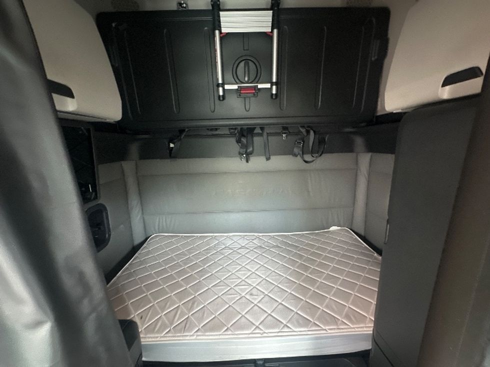 Sleeper Tractor-Heavy Duty Tractors-Freightliner-2022-T12664ST-Rochester-NY-417,217\n\t\tmiles-$ 76,750 - Image 16