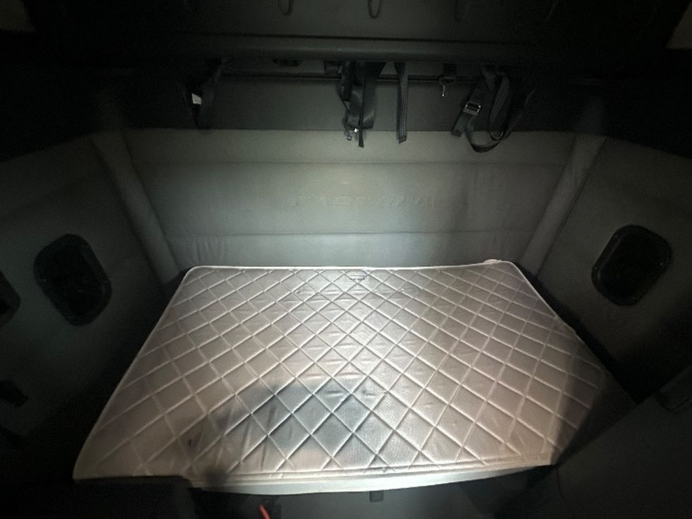 Sleeper Tractor-Heavy Duty Tractors-Freightliner-2022-T12664ST-Rochester-NY-417,217\n\t\tmiles-$ 76,750 - Image 17