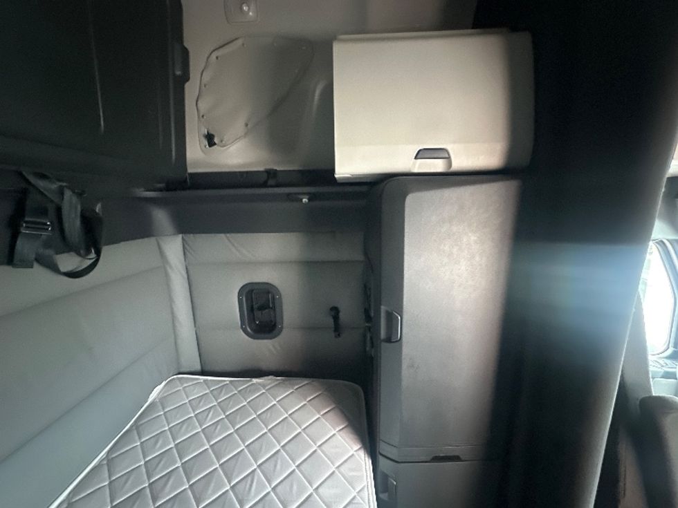 Sleeper Tractor-Heavy Duty Tractors-Freightliner-2022-T12664ST-Rochester-NY-417,217\n\t\tmiles-$ 76,750 - Image 18