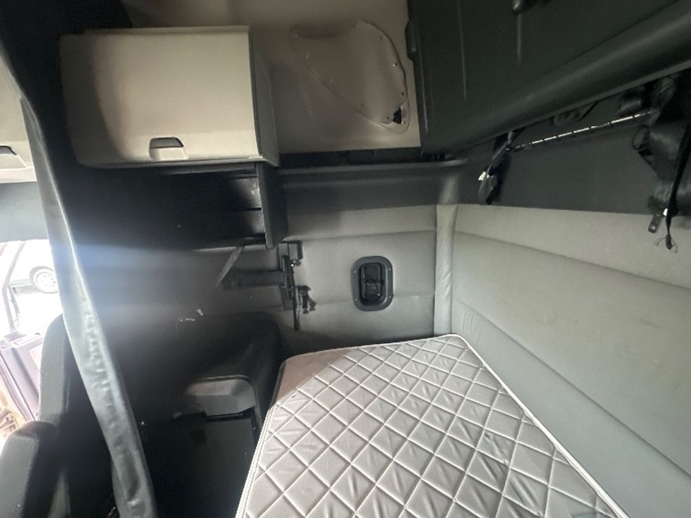 Sleeper Tractor-Heavy Duty Tractors-Freightliner-2022-T12664ST-Rochester-NY-417,217\n\t\tmiles-$ 76,750 - Image 19