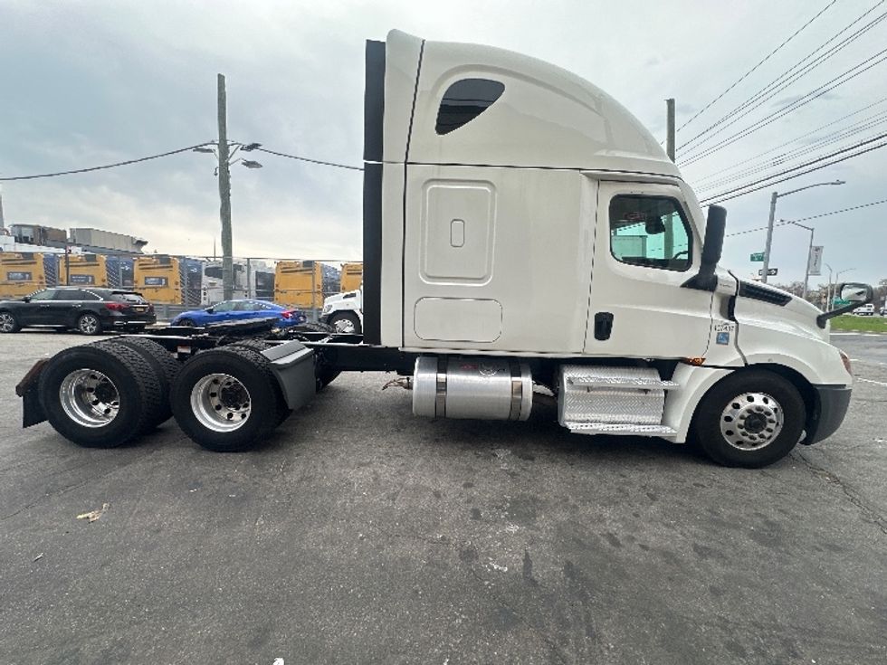 Sleeper Tractor-Heavy Duty Tractors-Freightliner-2022-T12664ST-Rochester-NY-417,217\n\t\tmiles-$ 76,750 - Image 8
