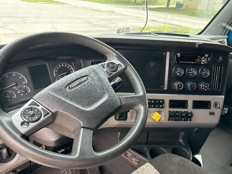 Sleeper Tractor-Heavy Duty Tractors-Freightliner-2022-T12664ST-Rochester-NY-549,790\n\t\tmiles-$ 70,000 - Image 10