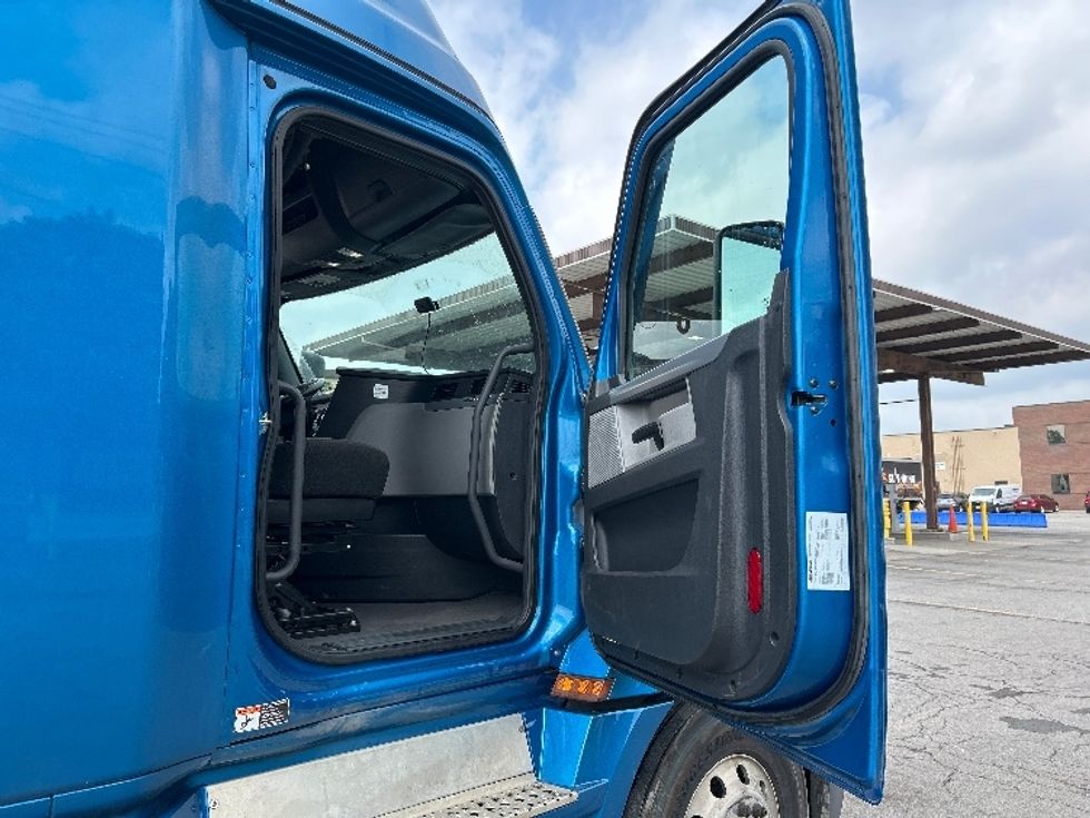 Sleeper Tractor-Heavy Duty Tractors-Freightliner-2022-T12664ST-Rochester-NY-549,790\n\t\tmiles-$ 70,000 - Image 13