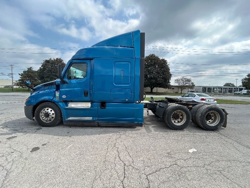 Sleeper Tractor-Heavy Duty Tractors-Freightliner-2022-T12664ST-Rochester-NY-549,790\n\t\tmiles-$ 70,000 - Image 4