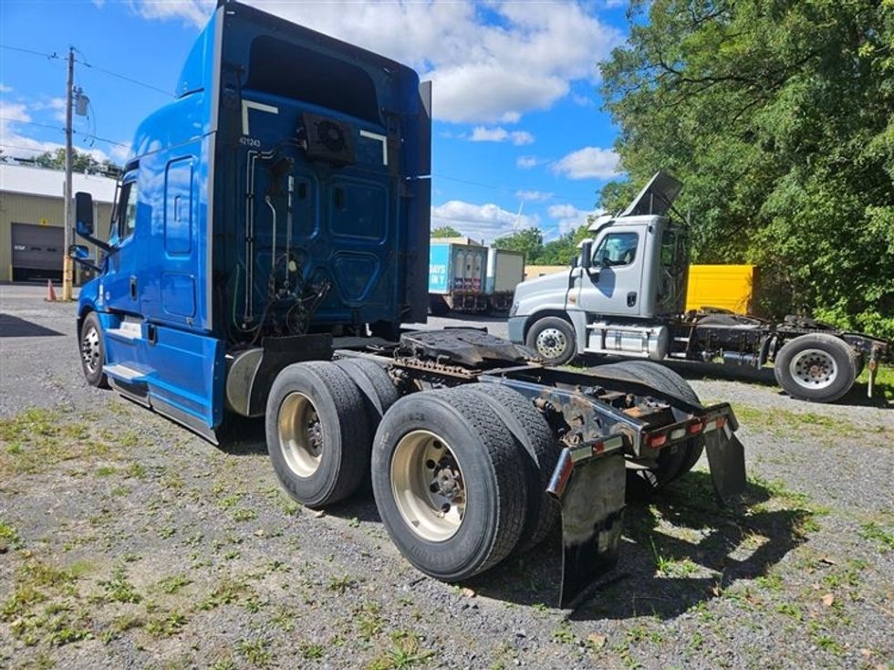 Sleeper Tractor-Heavy Duty Tractors-Freightliner-2022-T12664ST-Rochester-NY-549,790\n\t\tmiles-$ 70,000 - Image 5