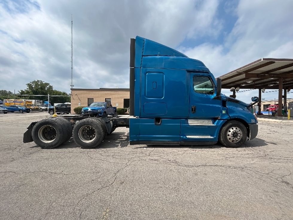 Sleeper Tractor-Heavy Duty Tractors-Freightliner-2022-T12664ST-Rochester-NY-549,790\n\t\tmiles-$ 70,000 - Image 8