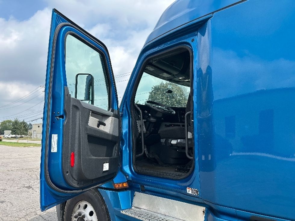 Sleeper Tractor-Heavy Duty Tractors-Freightliner-2022-T12664ST-Rochester-NY-549,790\n\t\tmiles-$ 70,000 - Image 9