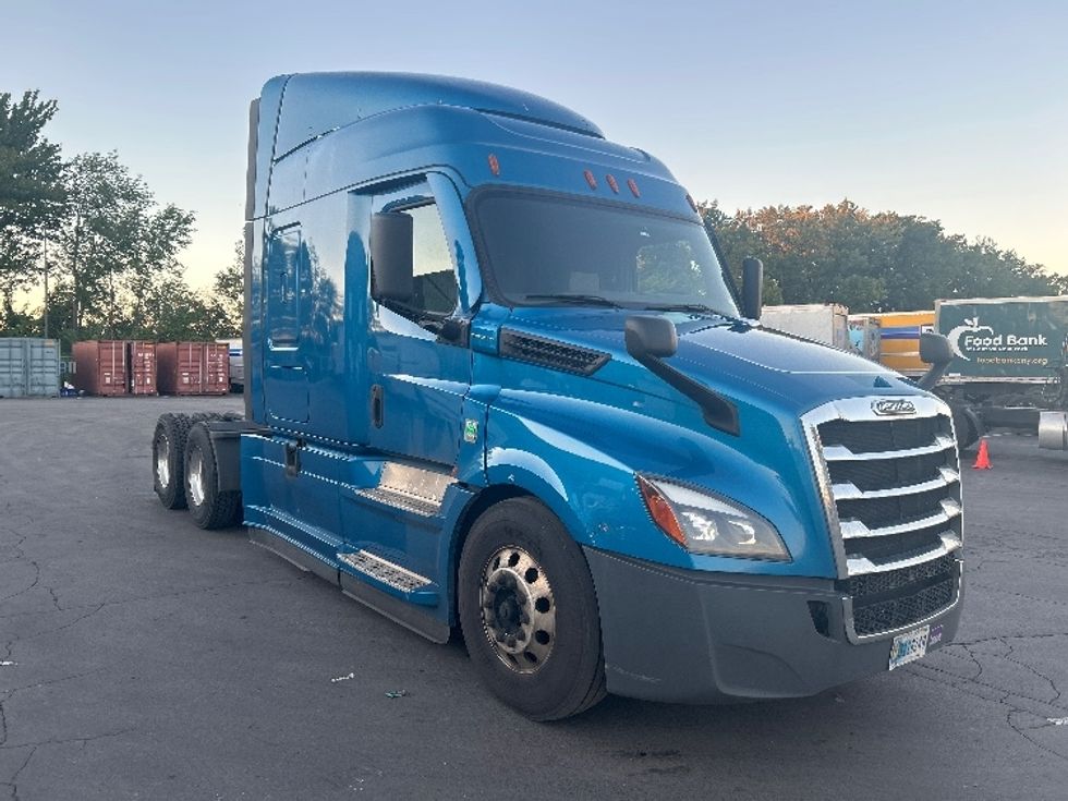 Sleeper Tractor-Heavy Duty Tractors-Freightliner-2022-T12664ST-Rochester-NY-565,944\n\t\tmiles-$ 65,500 - Image 1