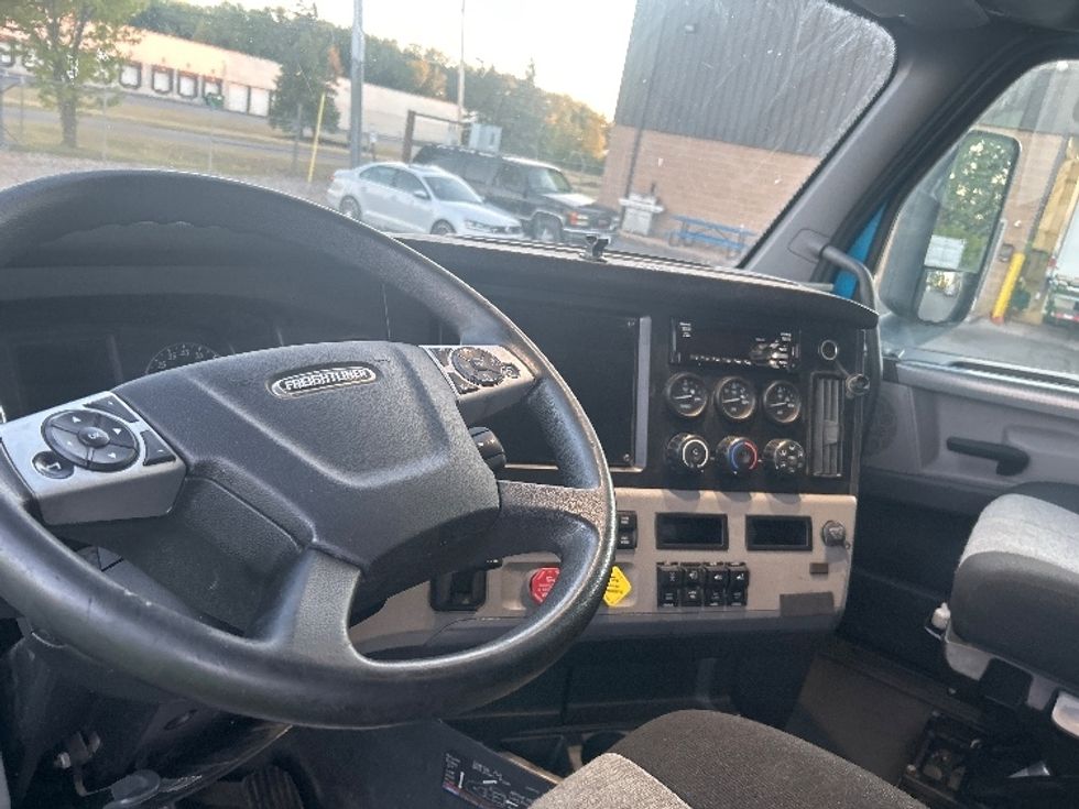 Sleeper Tractor-Heavy Duty Tractors-Freightliner-2022-T12664ST-Rochester-NY-565,944\n\t\tmiles-$ 65,500 - Image 10