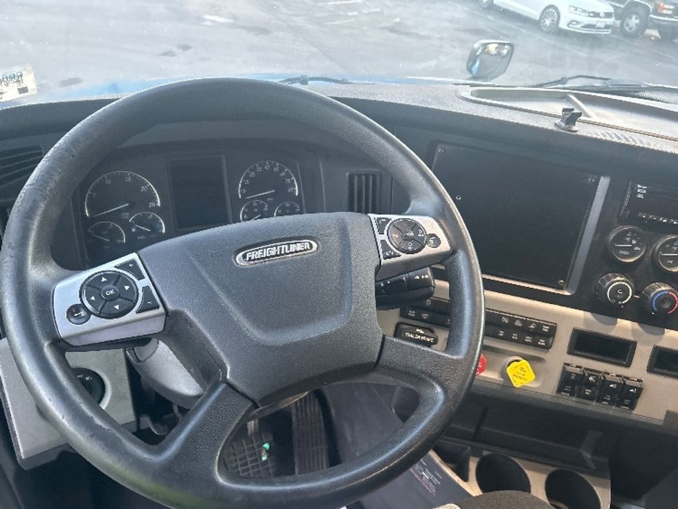 Sleeper Tractor-Heavy Duty Tractors-Freightliner-2022-T12664ST-Rochester-NY-565,944\n\t\tmiles-$ 65,500 - Image 11