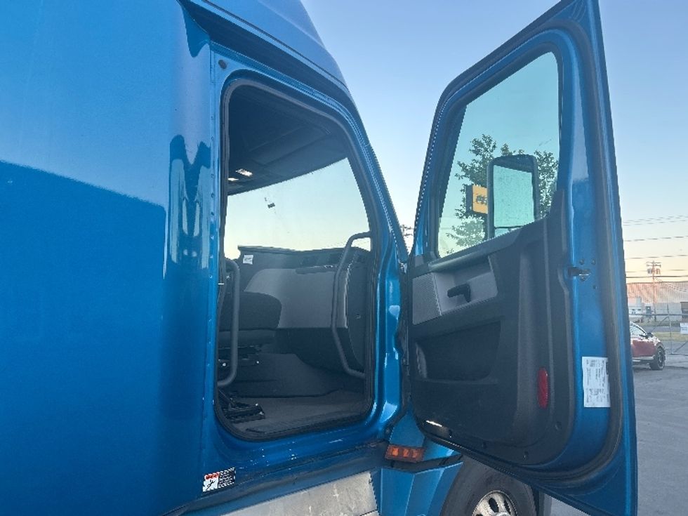 Sleeper Tractor-Heavy Duty Tractors-Freightliner-2022-T12664ST-Rochester-NY-565,944\n\t\tmiles-$ 65,500 - Image 13