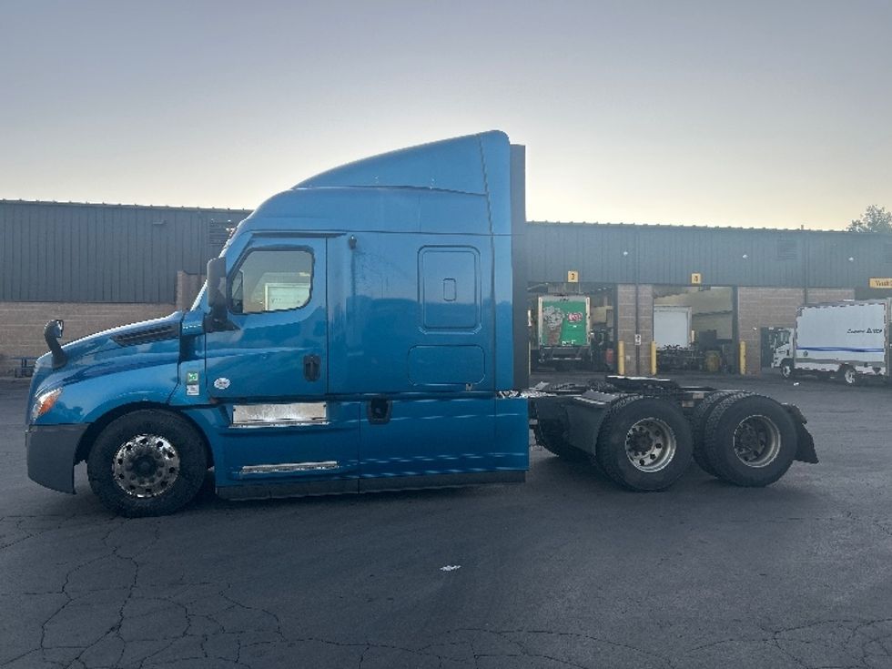 Sleeper Tractor-Heavy Duty Tractors-Freightliner-2022-T12664ST-Rochester-NY-565,944\n\t\tmiles-$ 65,500 - Image 4