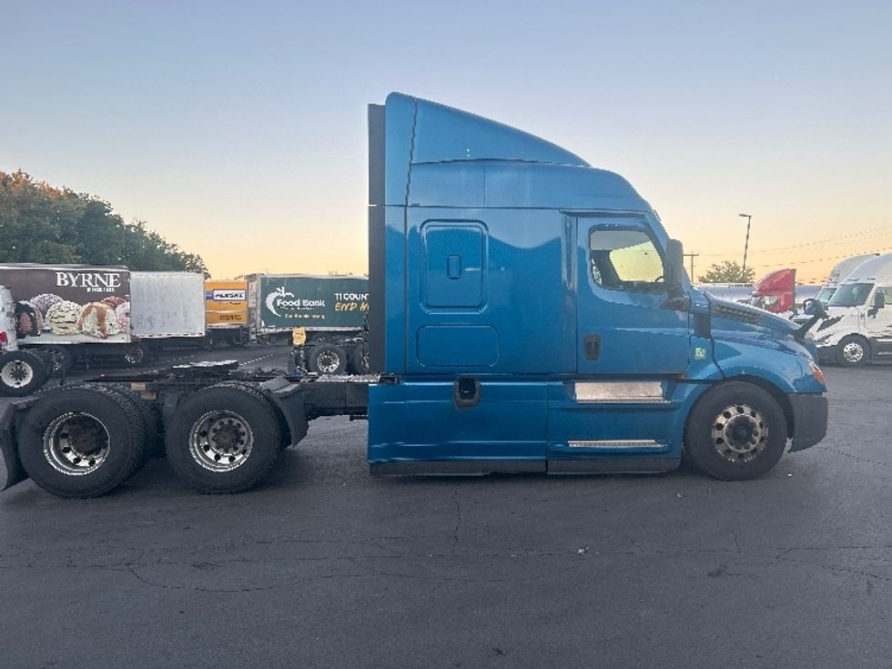 Sleeper Tractor-Heavy Duty Tractors-Freightliner-2022-T12664ST-Rochester-NY-565,944\n\t\tmiles-$ 65,500 - Image 8