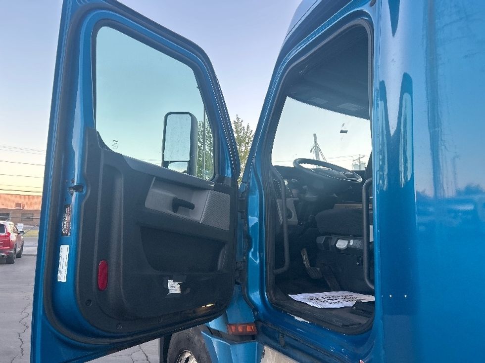Sleeper Tractor-Heavy Duty Tractors-Freightliner-2022-T12664ST-Rochester-NY-565,944\n\t\tmiles-$ 65,500 - Image 9