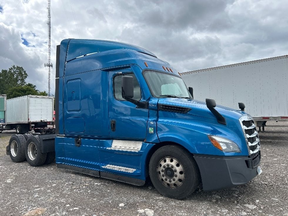 Sleeper Tractor-Heavy Duty Tractors-Freightliner-2022-T12664ST-Rochester-NY-587,925\n\t\tmiles-$ 61,000 - Image 1