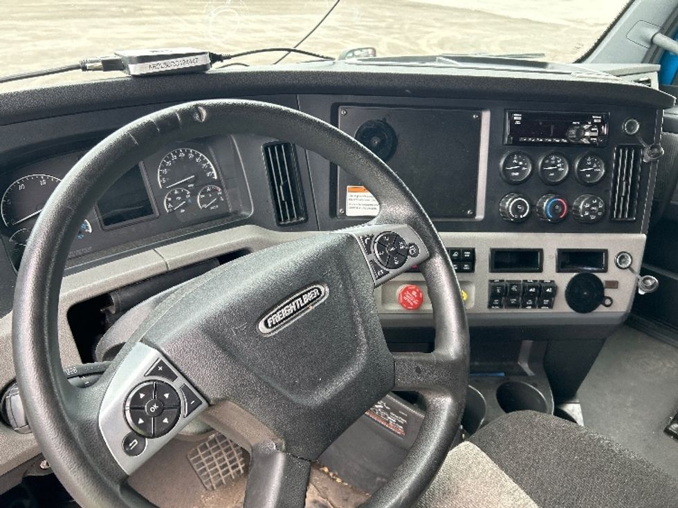 Sleeper Tractor-Heavy Duty Tractors-Freightliner-2022-T12664ST-Rochester-NY-587,925\n\t\tmiles-$ 61,000 - Image 10