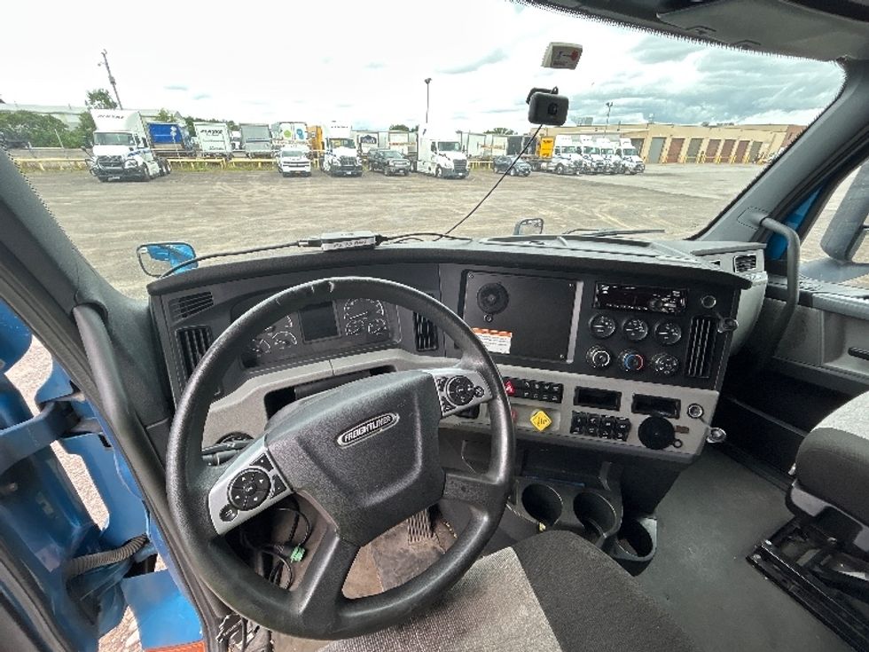 Sleeper Tractor-Heavy Duty Tractors-Freightliner-2022-T12664ST-Rochester-NY-587,925\n\t\tmiles-$ 61,000 - Image 11