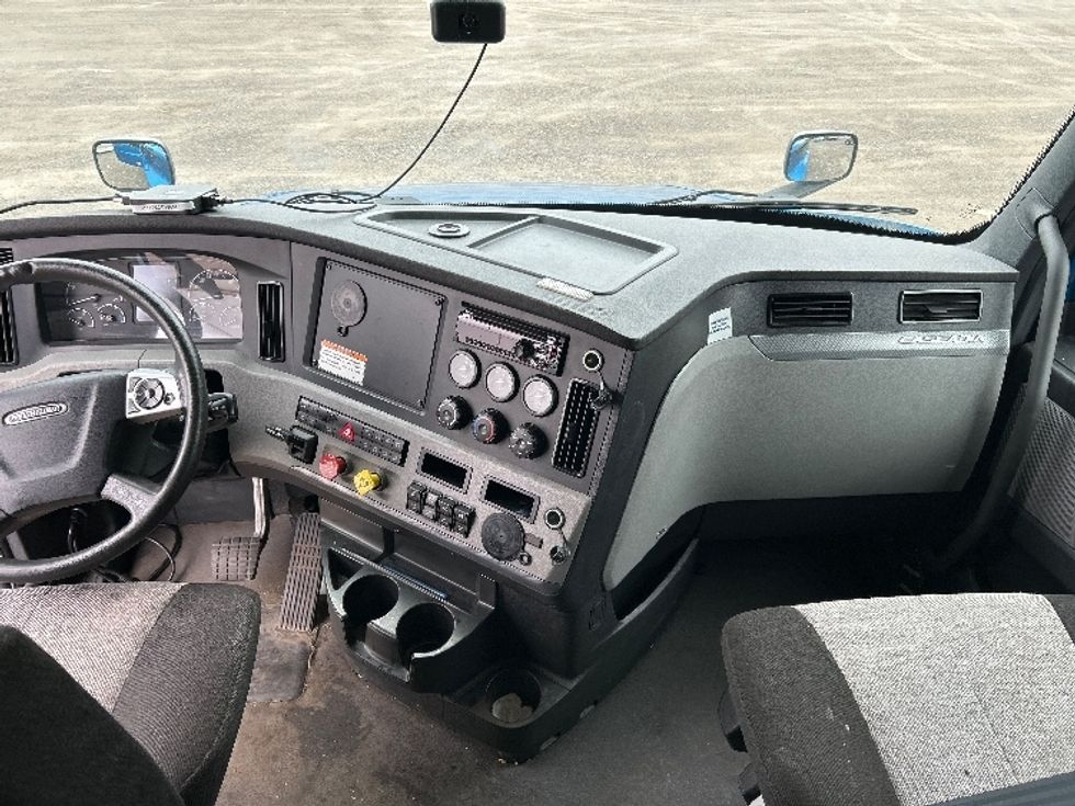 Sleeper Tractor-Heavy Duty Tractors-Freightliner-2022-T12664ST-Rochester-NY-587,925\n\t\tmiles-$ 61,000 - Image 12