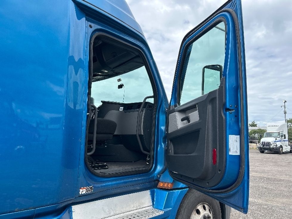 Sleeper Tractor-Heavy Duty Tractors-Freightliner-2022-T12664ST-Rochester-NY-587,925\n\t\tmiles-$ 61,000 - Image 13