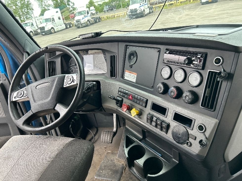 Sleeper Tractor-Heavy Duty Tractors-Freightliner-2022-T12664ST-Rochester-NY-587,925\n\t\tmiles-$ 61,000 - Image 15