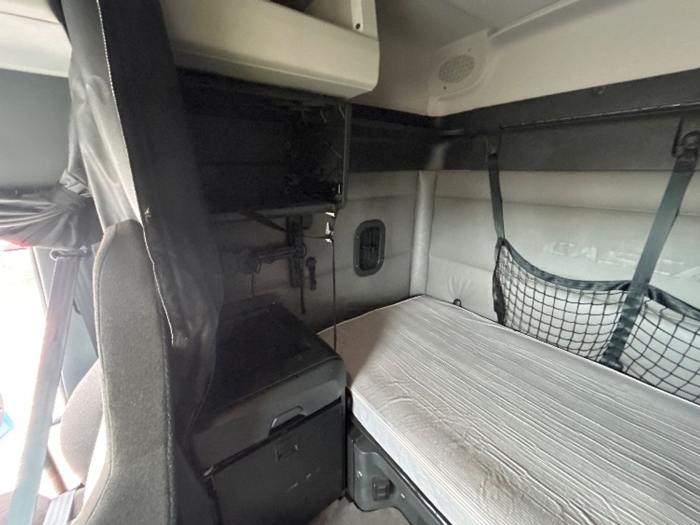 Sleeper Tractor-Heavy Duty Tractors-Freightliner-2022-T12664ST-Rochester-NY-587,925\n\t\tmiles-$ 61,000 - Image 19