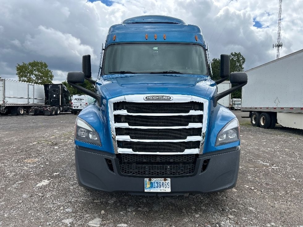 Sleeper Tractor-Heavy Duty Tractors-Freightliner-2022-T12664ST-Rochester-NY-587,925\n\t\tmiles-$ 61,000 - Image 2