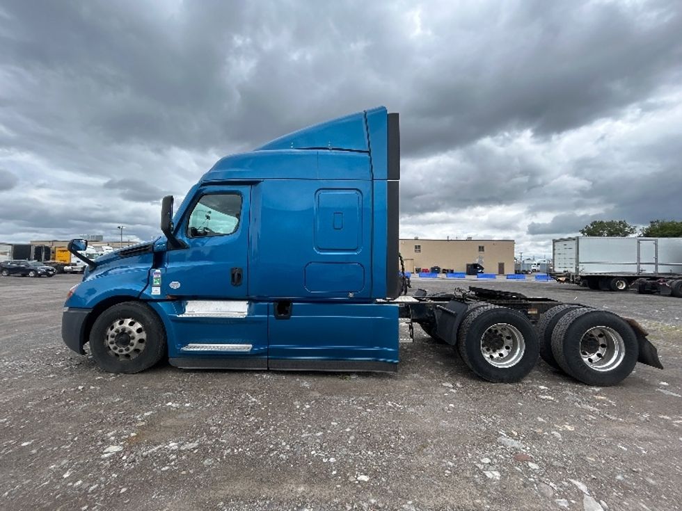 Sleeper Tractor-Heavy Duty Tractors-Freightliner-2022-T12664ST-Rochester-NY-587,925\n\t\tmiles-$ 61,000 - Image 4
