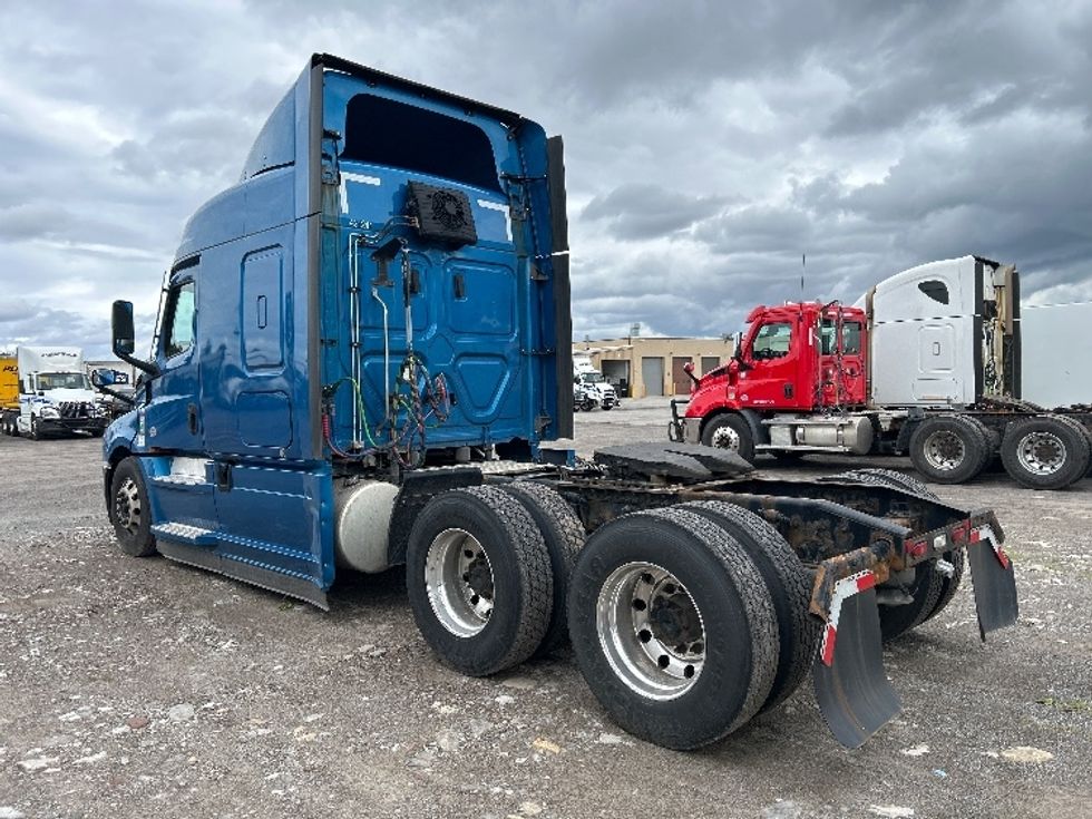Sleeper Tractor-Heavy Duty Tractors-Freightliner-2022-T12664ST-Rochester-NY-587,925\n\t\tmiles-$ 61,000 - Image 5