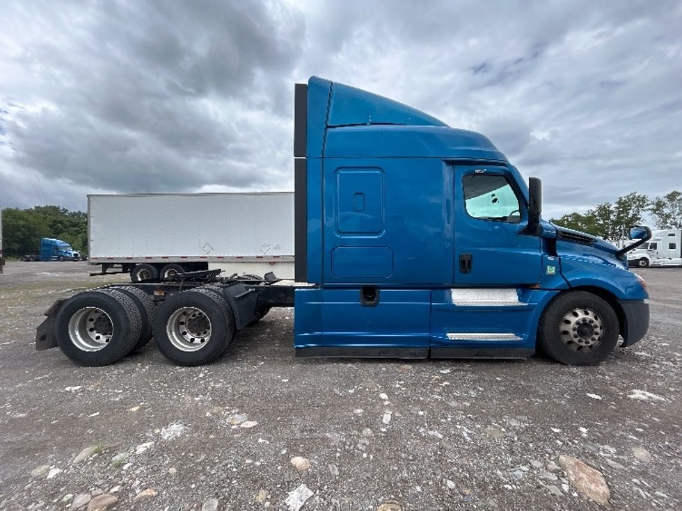 Sleeper Tractor-Heavy Duty Tractors-Freightliner-2022-T12664ST-Rochester-NY-587,925\n\t\tmiles-$ 61,000 - Image 8