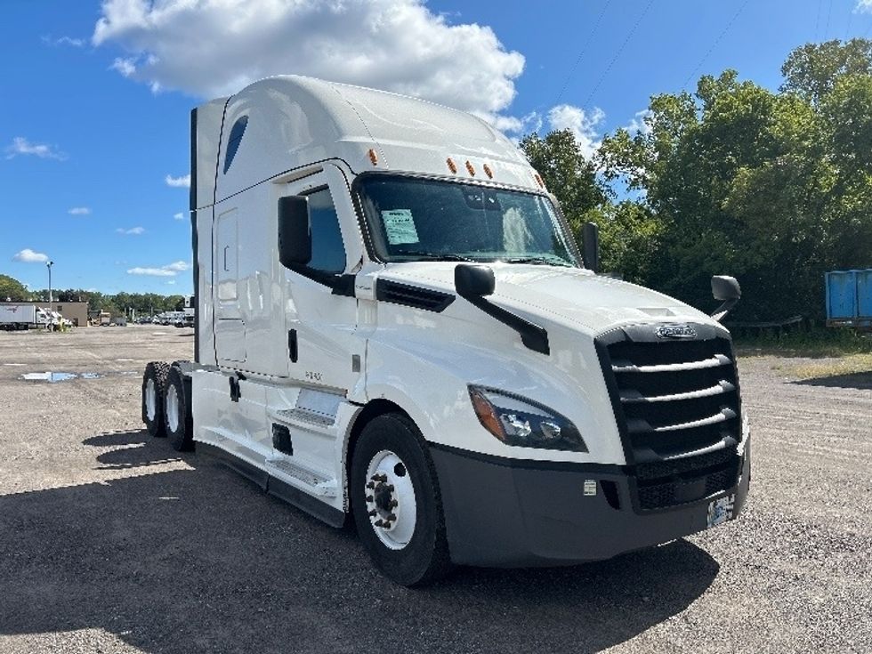 Sleeper Tractor-Heavy Duty Tractors-Freightliner-2022-T12664ST-Rochester-NY-635,639\n\t\tmiles-$ 65,750 - Image 1