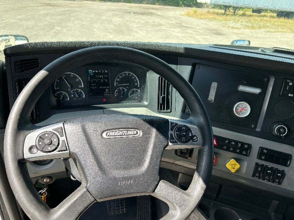 Sleeper Tractor-Heavy Duty Tractors-Freightliner-2022-T12664ST-Rochester-NY-635,639\n\t\tmiles-$ 65,750 - Image 10