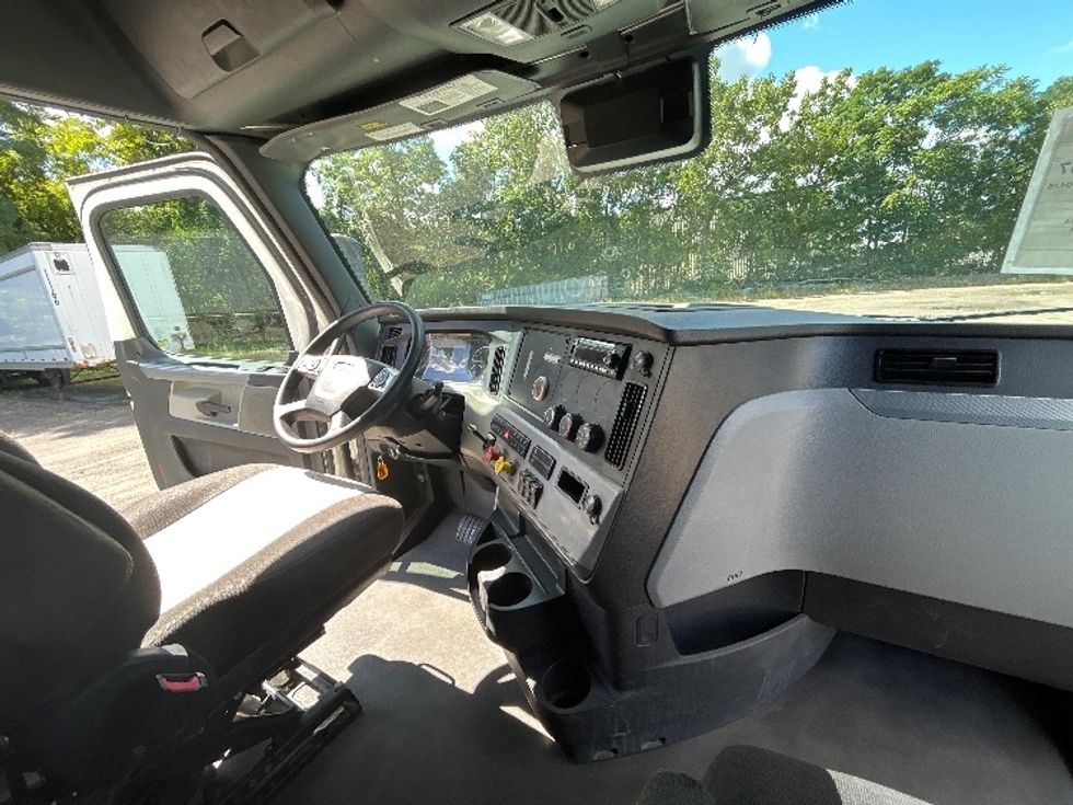 Sleeper Tractor-Heavy Duty Tractors-Freightliner-2022-T12664ST-Rochester-NY-635,639\n\t\tmiles-$ 65,750 - Image 14