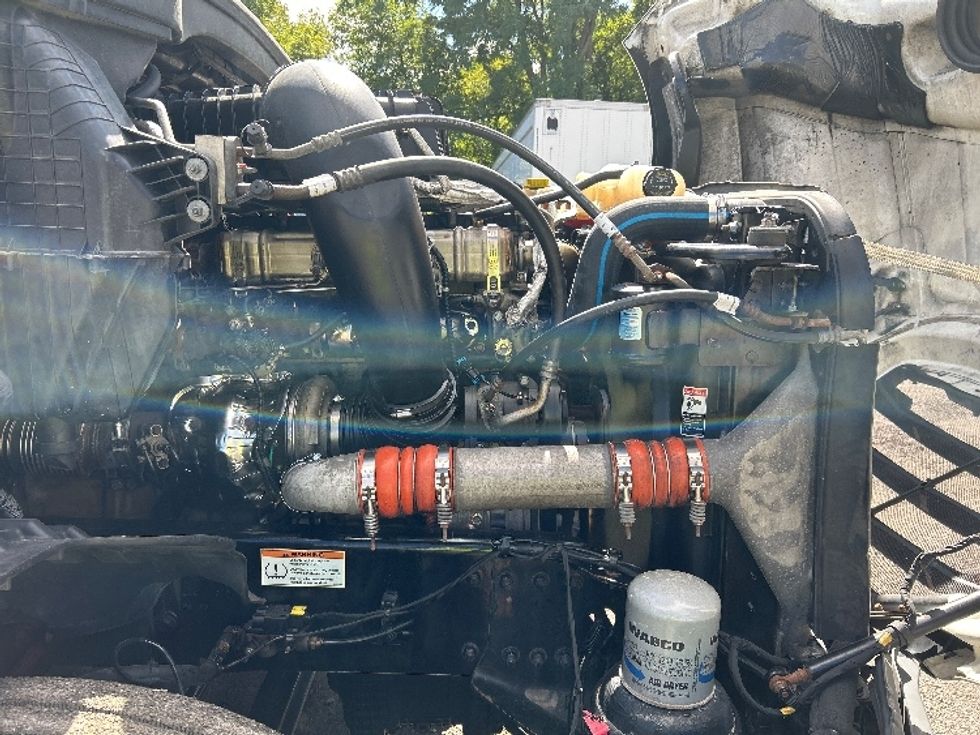 Sleeper Tractor-Heavy Duty Tractors-Freightliner-2022-T12664ST-Rochester-NY-635,639\n\t\tmiles-$ 65,750 - Image 19