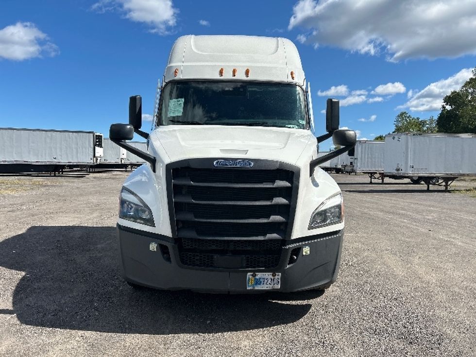 Sleeper Tractor-Heavy Duty Tractors-Freightliner-2022-T12664ST-Rochester-NY-635,639\n\t\tmiles-$ 65,750 - Image 2