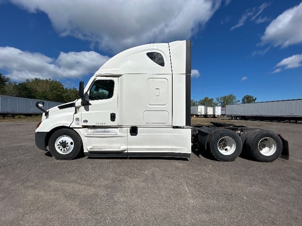 Sleeper Tractor-Heavy Duty Tractors-Freightliner-2022-T12664ST-Rochester-NY-635,639\n\t\tmiles-$ 65,750 - Image 4