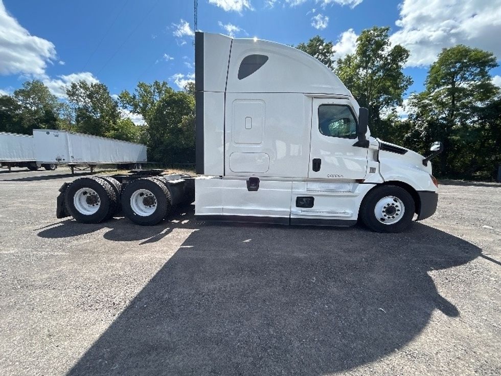 Sleeper Tractor-Heavy Duty Tractors-Freightliner-2022-T12664ST-Rochester-NY-635,639\n\t\tmiles-$ 65,750 - Image 8