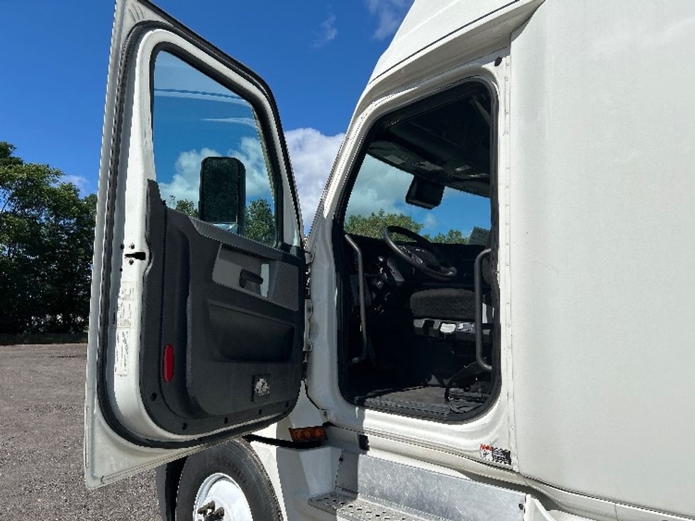 Sleeper Tractor-Heavy Duty Tractors-Freightliner-2022-T12664ST-Rochester-NY-635,639\n\t\tmiles-$ 65,750 - Image 9