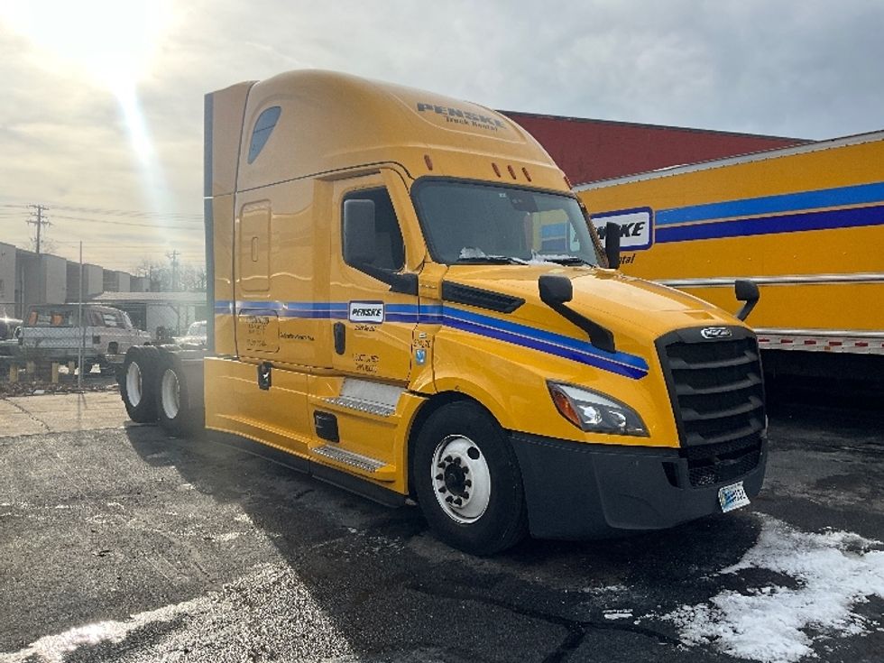 Sleeper Tractor-Heavy Duty Tractors-Freightliner-2022-T12664ST-Rockville-MD-410,508\n\t\tmiles-$ 70,750 - Image 1