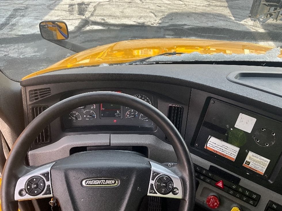 Sleeper Tractor-Heavy Duty Tractors-Freightliner-2022-T12664ST-Rockville-MD-410,508\n\t\tmiles-$ 70,750 - Image 11