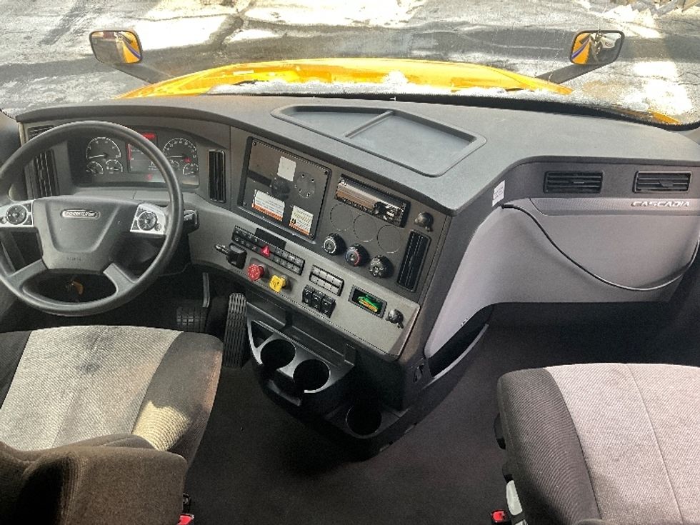 Sleeper Tractor-Heavy Duty Tractors-Freightliner-2022-T12664ST-Rockville-MD-410,508\n\t\tmiles-$ 70,750 - Image 12