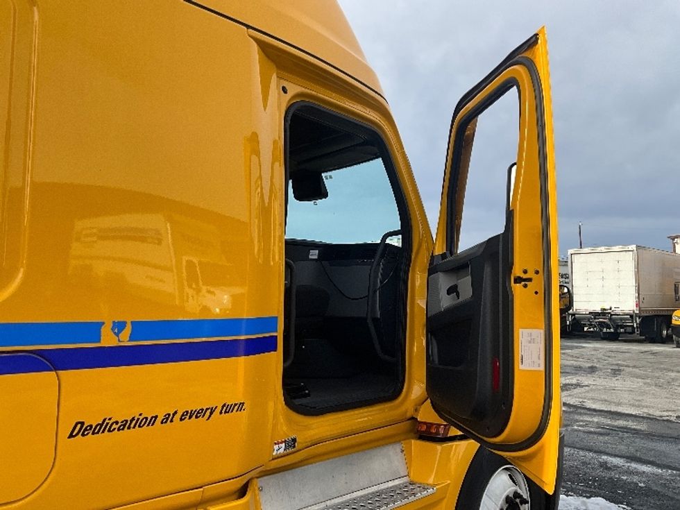 Sleeper Tractor-Heavy Duty Tractors-Freightliner-2022-T12664ST-Rockville-MD-410,508\n\t\tmiles-$ 70,750 - Image 13