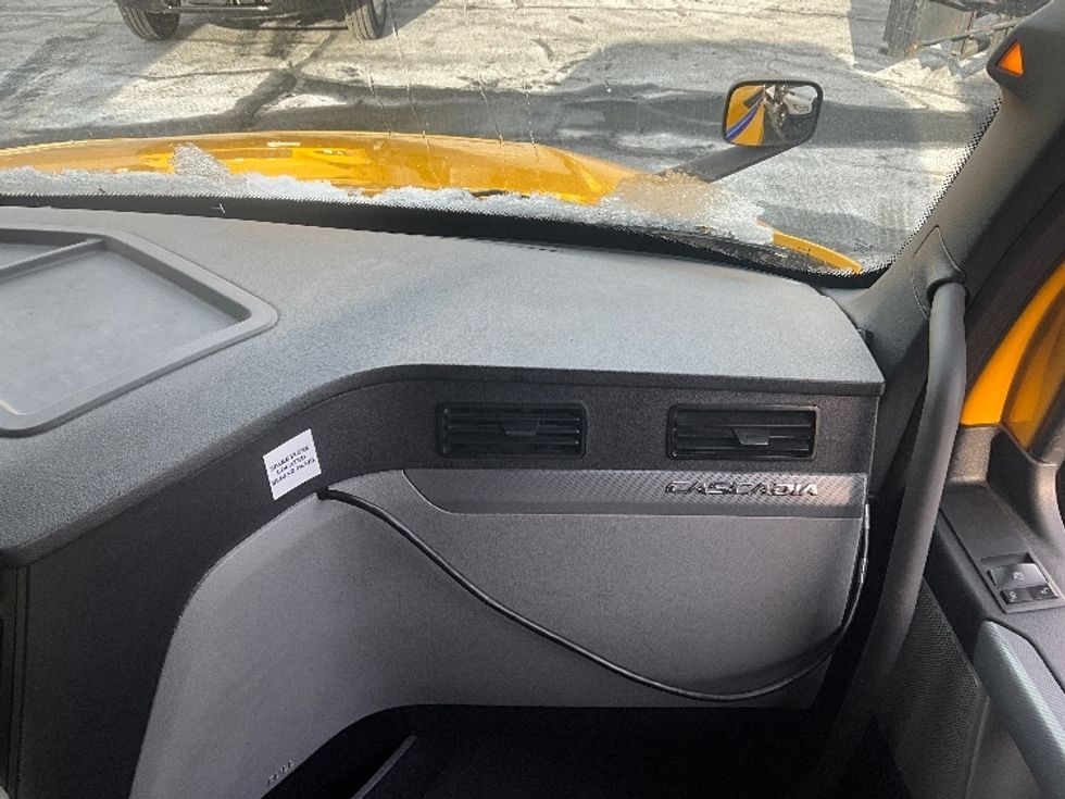 Sleeper Tractor-Heavy Duty Tractors-Freightliner-2022-T12664ST-Rockville-MD-410,508\n\t\tmiles-$ 70,750 - Image 14