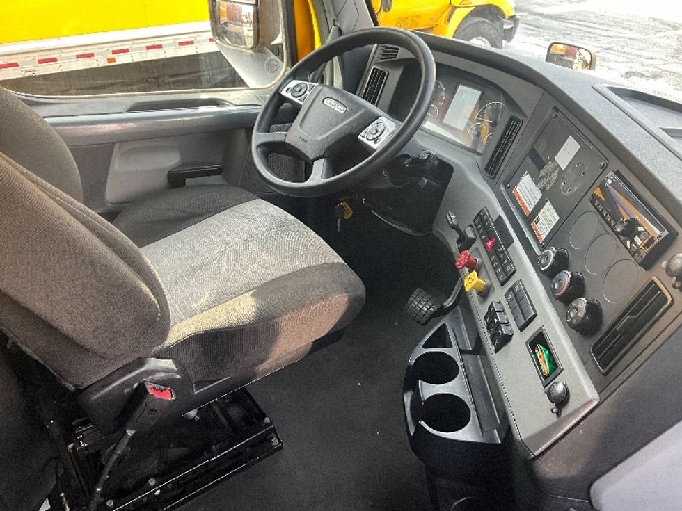Sleeper Tractor-Heavy Duty Tractors-Freightliner-2022-T12664ST-Rockville-MD-410,508\n\t\tmiles-$ 70,750 - Image 15